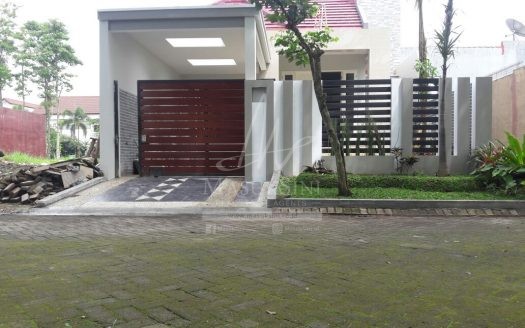 rumah di jual di graha golf