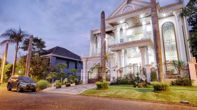 Rumah Classic Mewah Dijual di Araya Malang