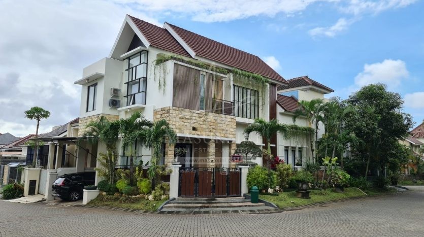 Rumah Mewah Dijual di Villa Puncak Tidar Malang
