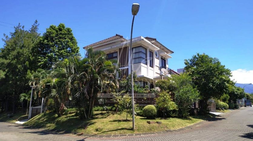 Rumah Mewah di Villa Puncak Tidar Dijual di Malang